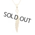 イエローゴールドのお洒落なフェザーネックレス「tiny feather pendant」