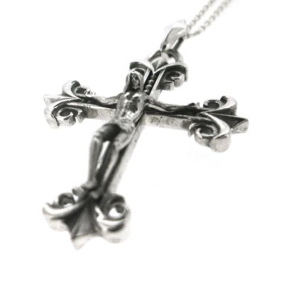 キリストとクロスが繊細な造形で作られているロザリオネックレス「ロザリーペンダント」
