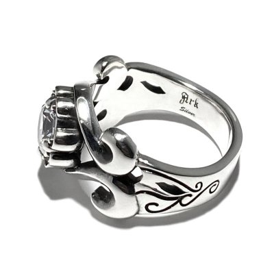 中央の白石が美しい上品なデザインのシルバーリング「エルフリング」