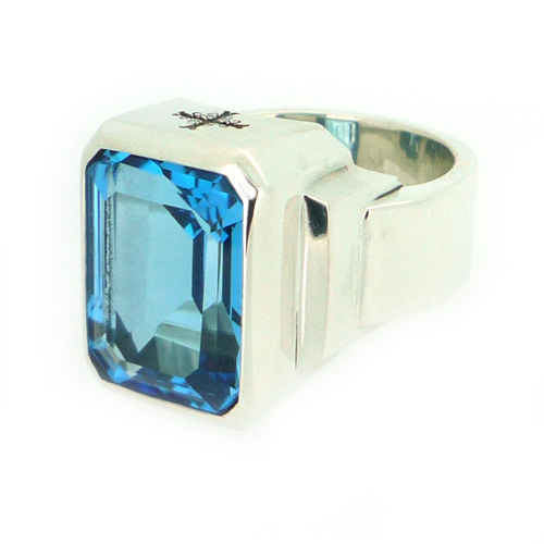 鮮やかな青い輝きを持つブルートパーズの指輪 「ジュエルリング」