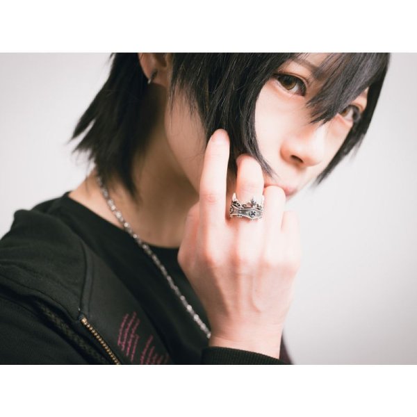 王冠をモチーフにしたシルバーリング「リリークラウンリング(サファイア)」