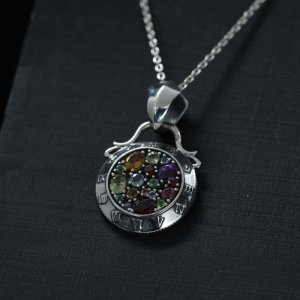 画像: 鮮やかな7種の天然石が留められた時計のシルバーネックレス「recollections pendant」