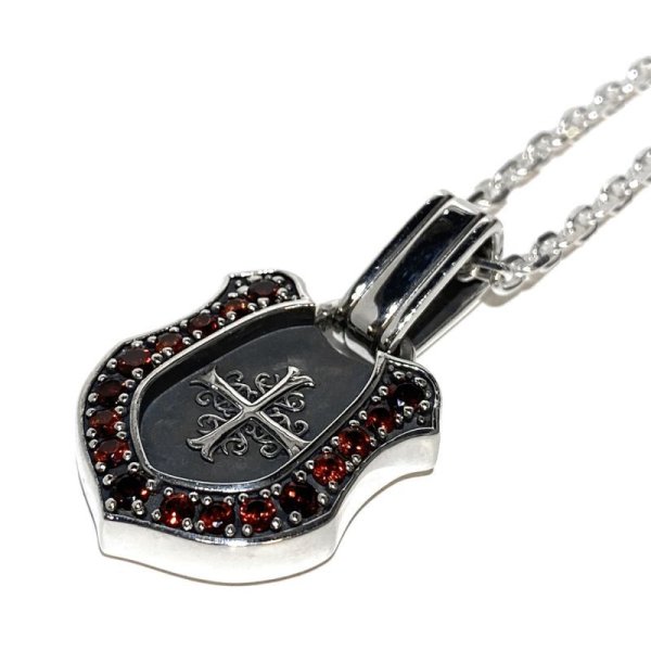 馬蹄をモチーフにしたメンズホースシューネックレス「シャドウクロスホースシューペンダント(ガーネット)」