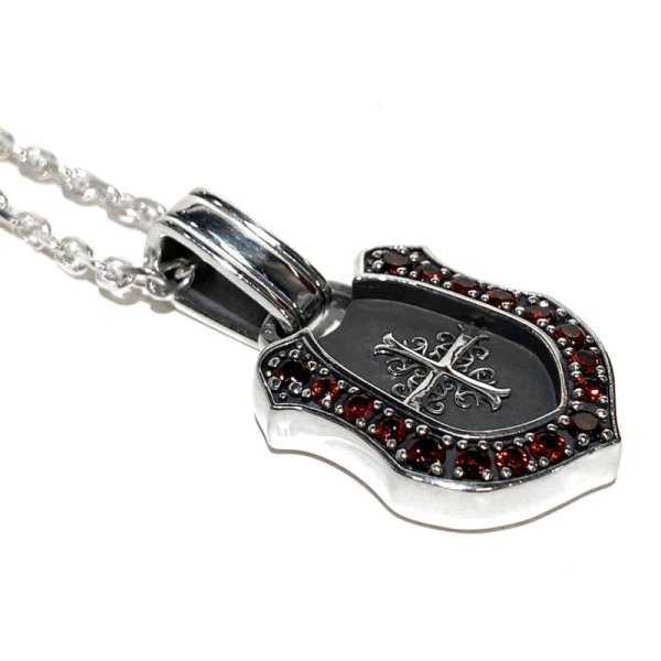 馬蹄をモチーフにしたメンズホースシューネックレス「シャドウクロスホースシューペンダント(ガーネット)」