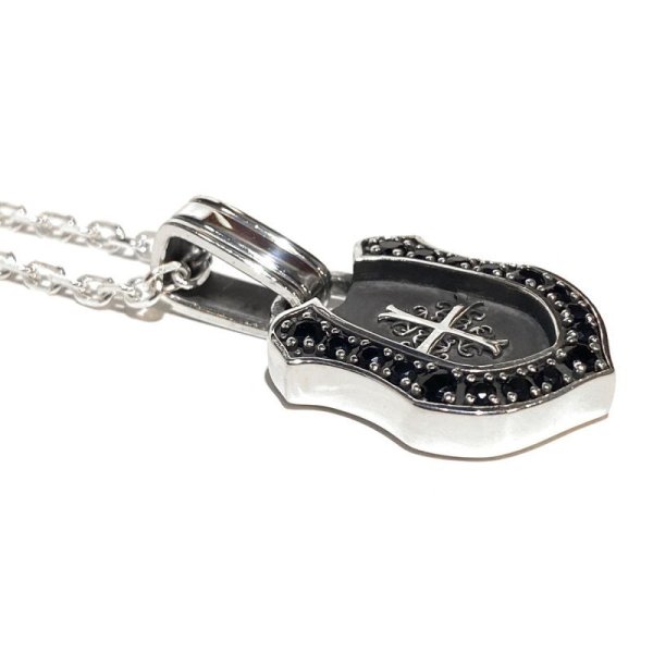馬蹄をモチーフにしたメンズホースシューネックレス「シャドウクロスホースシューペンダント(オニキス)」