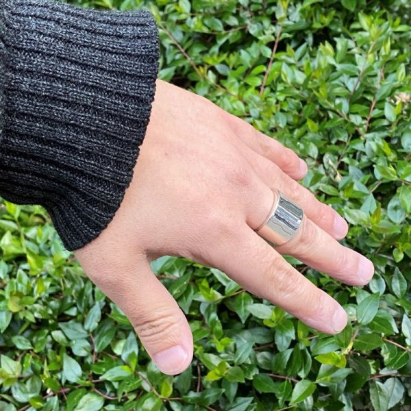 シンプルで幅広な平打ちリング