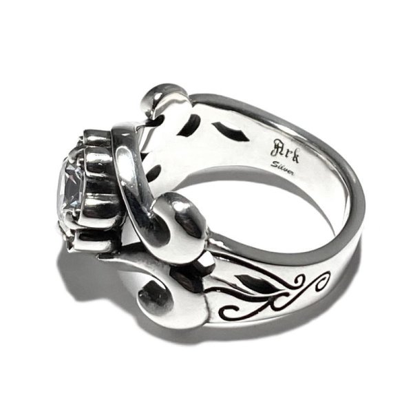 中央の白石が美しい上品なデザインのシルバーリング「エルフリング」