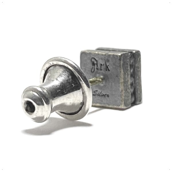 スタッドをモチーフにした定番シルバーピアス「スタッドピアス」