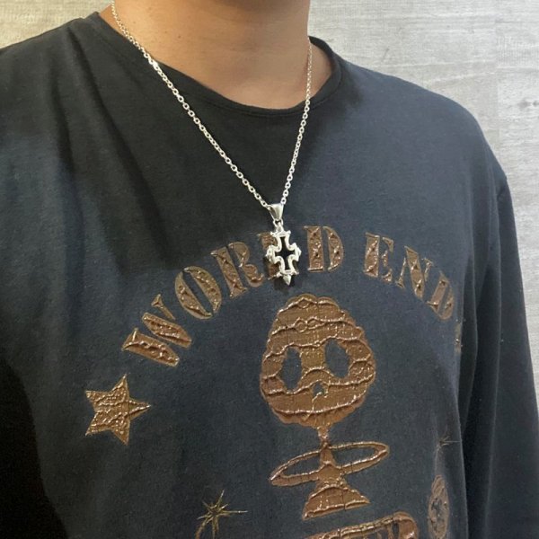 百合の紋章(リリー)が彫刻された人気クロスネックレス「リリークロスペンダント」