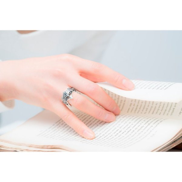 王冠をモチーフにしたシルバーリング「リリークラウンリング(サファイア)」